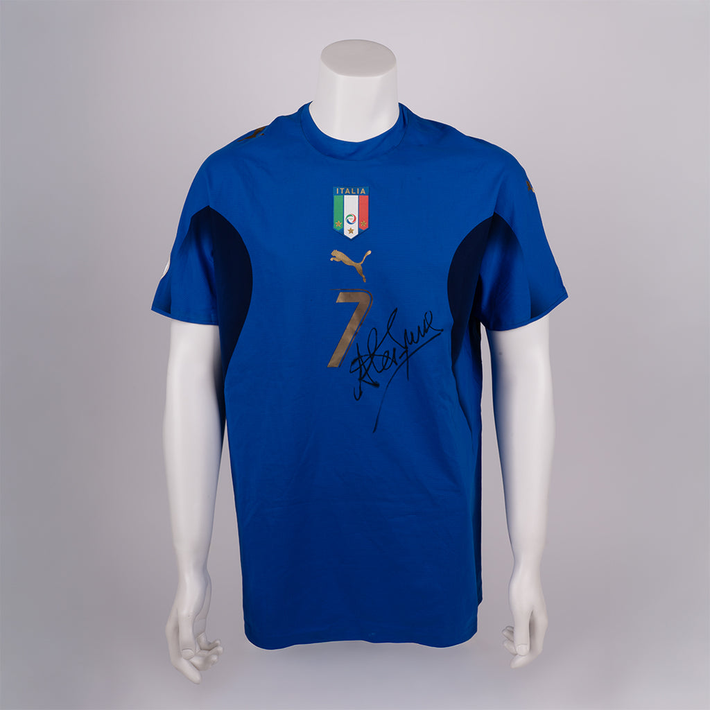 Alessandro Del Piero ha autografato la maglia dell'Italia per la Coppa del Mondo 2006
