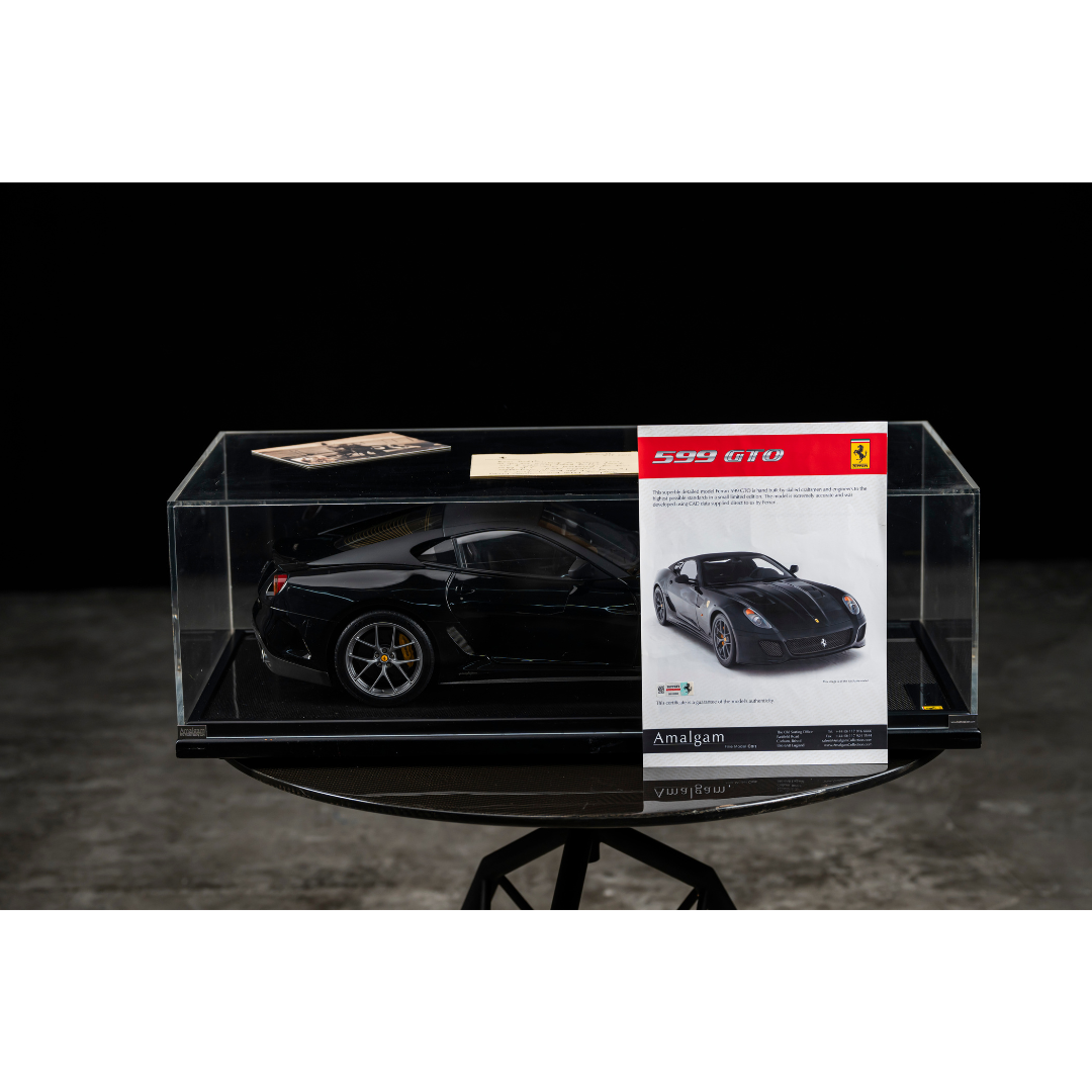 Modellino in scala 1:8 della Ferrari 599 GTO di Amalgam, colore nero