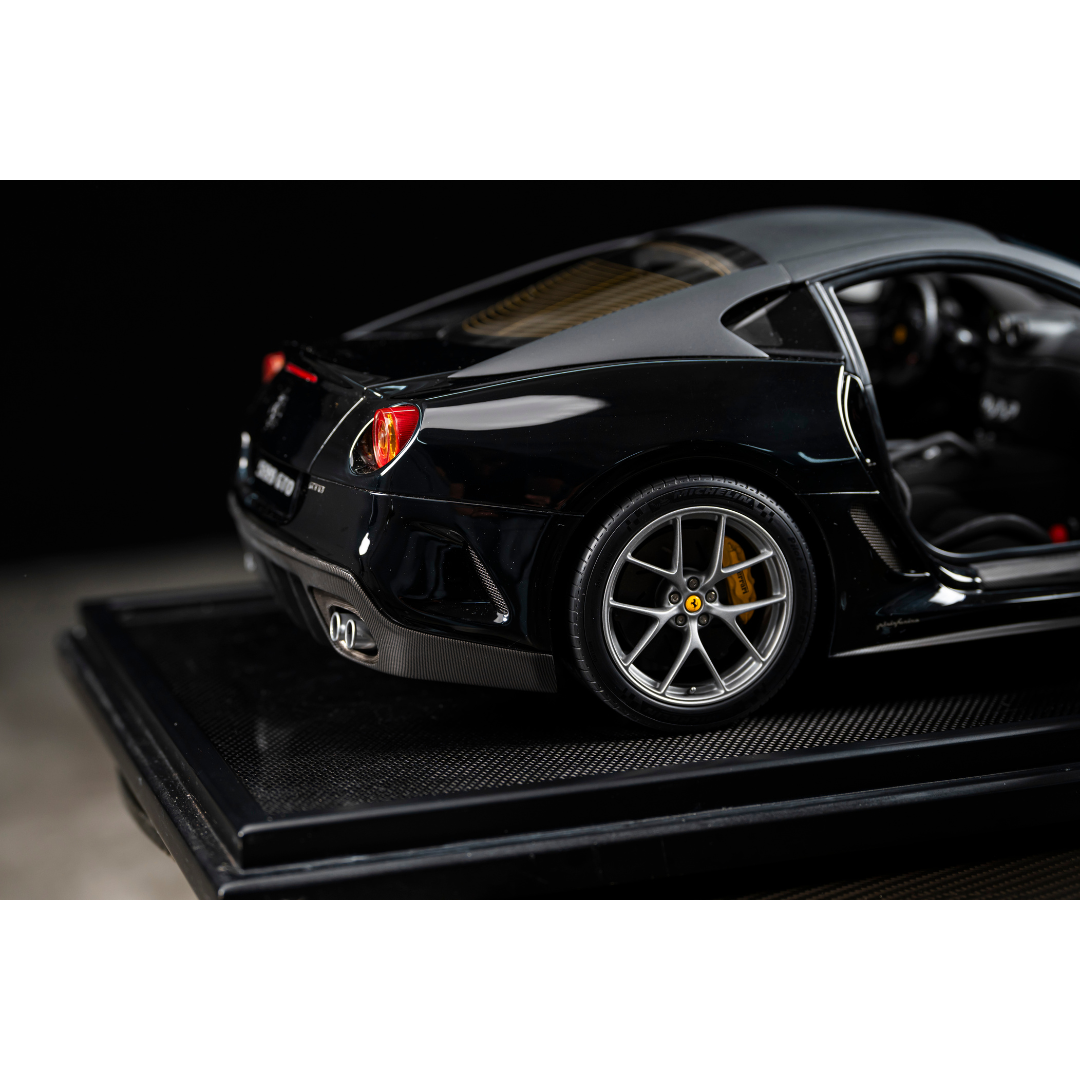 Modellino in scala 1:8 della Ferrari 599 GTO di Amalgam, colore nero