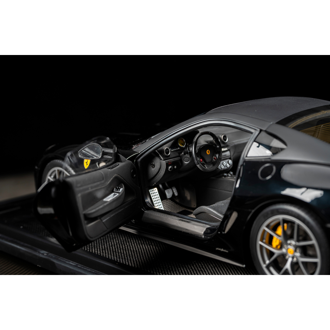 Modellino in scala 1:8 della Ferrari 599 GTO di Amalgam, colore nero