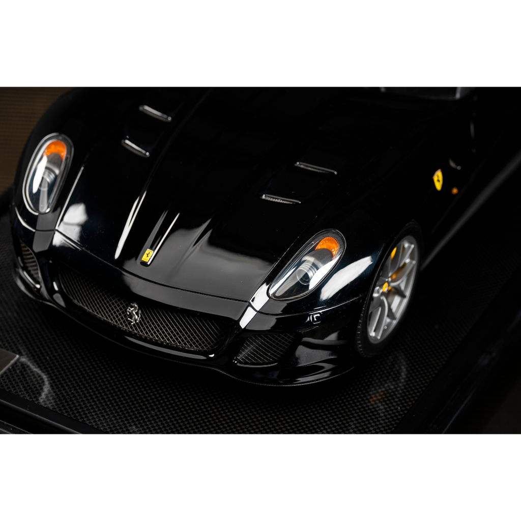 Modellino in scala 1:8 della Ferrari 599 GTO di Amalgam, colore nero